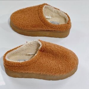 Sole Mate Cozy Slip-On Fleece Slippers - Tan Size 8